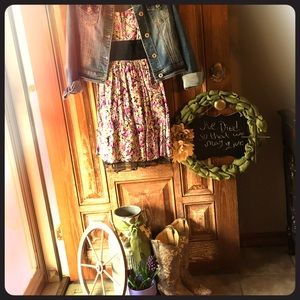 Adorable floral dress 🌸 perfect for spring! 🌷🐣